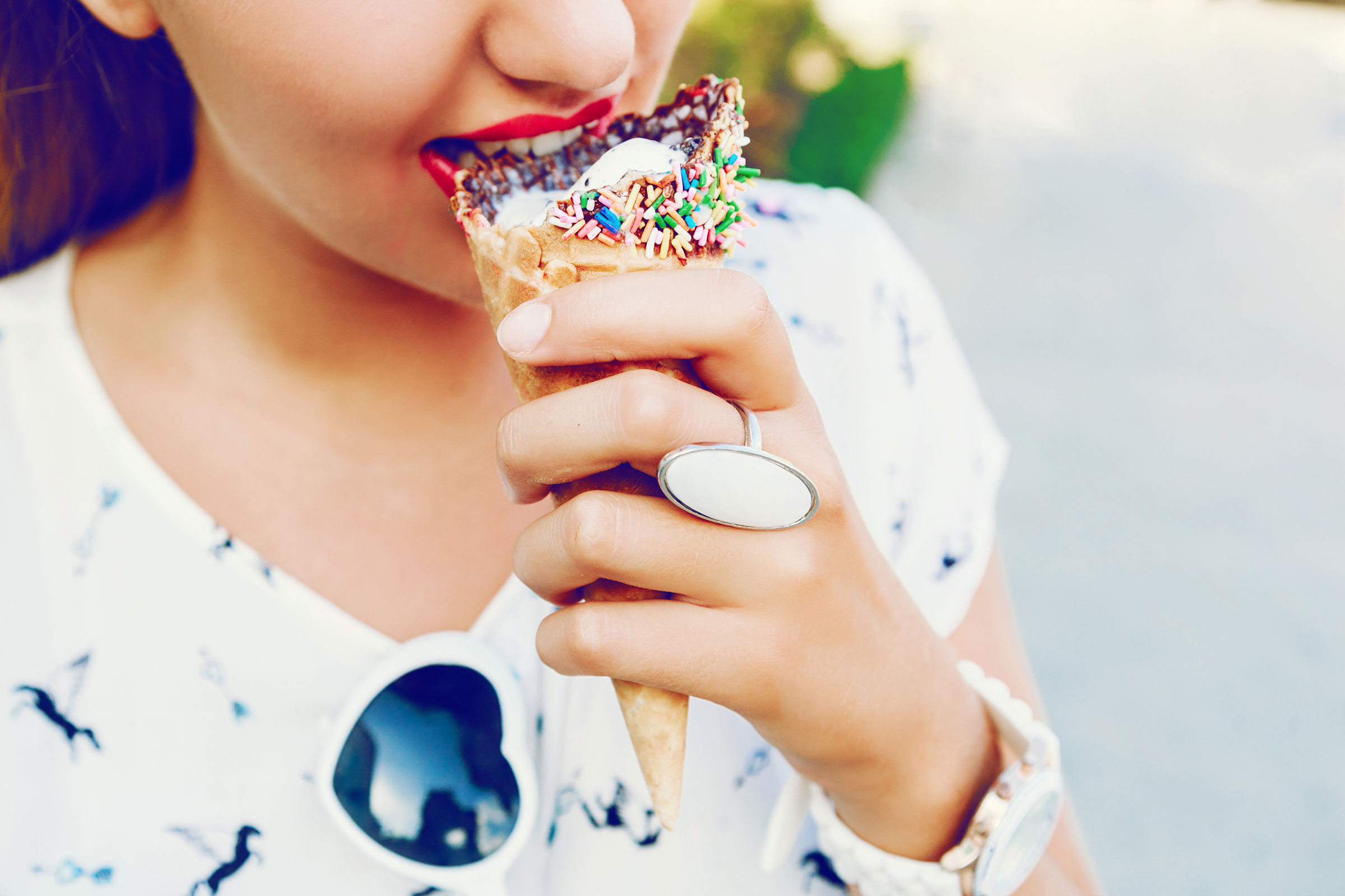 Снится есть вкусное. Ест мороженое. Девушка и мороженое. Кушать мороженое. Фотосессия с мороженым.